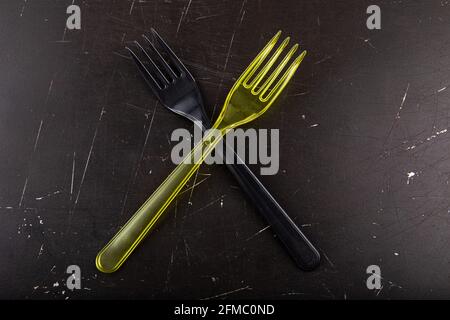 Posate in plastica, forchetta colorata, adatte per viaggi Foto Stock