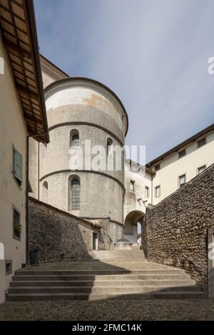 Cividale del Friuli, Italia. 5 maggio 2021. Una vecchia scalinata nel centro storico della città Foto Stock