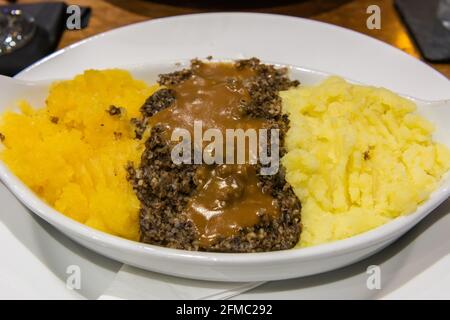 Piatto di haggis, taties e neeps in Scozia. Foto Stock