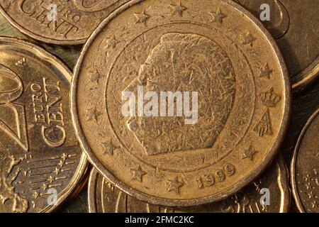 Serie di macro shot di monete in euro. Retro di moneta da 50 cent. Anno di fabbricazione 1999. Paese Belgio Foto Stock