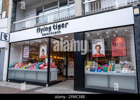 Kingston upon Thames London UK, maggio 07 2021, Flying Tiger Copenhagen Retail Business Shop fronte e finestra senza persone Foto Stock