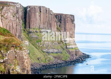 Pilastri della roccia di Kilt (Creag an Fheilidh) formazione nell'isola di Skye in Scozia. Foto Stock
