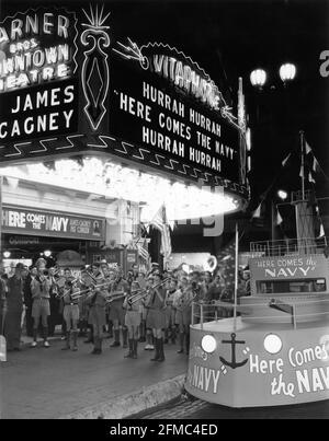 Warner Bros. Downtown Movie Theater a Los Angeles per la prima West Coast di JAMES CAGNEY PAT o'BRIEN e GLORIA STUART in QUI ARRIVA IL DIRETTORE DELLA MARINA 1934 LLOYD BACON Warner Bros Foto Stock