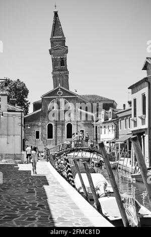 Burano, Venezia, Italia - 16 giugno 2018: Canale e campanile locale pendente a Burano. Fotografia in bianco e nero, paesaggio urbano italiano Foto Stock