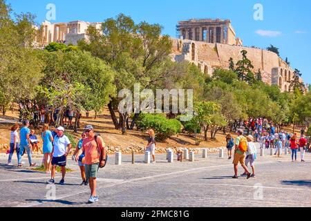 Atene, Grecia - 21 settembre 2019: Persone presso la collina dell'Acropoli ad Atene. Paesaggio urbano Foto Stock
