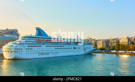 Pireo, Atene, Grecia - 20 aprile 2018: Navi da crociera nel porto del Pireo ad Atene Foto Stock