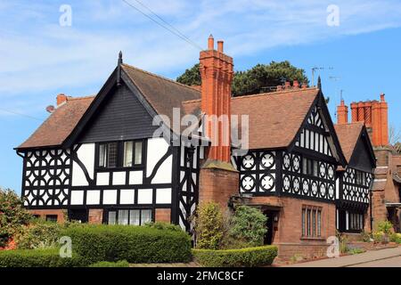 Grado II elencato Casa incorniciata in legno con tetto piastrellato da Douglas & Fordham in Thornton Hough, Wirral, Regno Unito Foto Stock