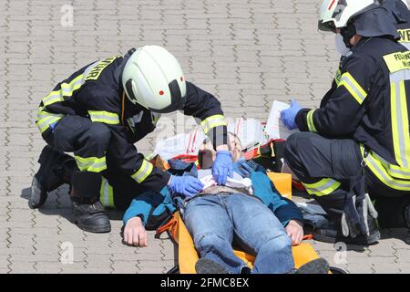 Weimar, Germania. 8 maggio 2021. Le forze di emergenza si prendono cura di una "persona lesa" durante un esercizio di controllo delle catastrofi. Oltre agli agenti di polizia, al servizio di soccorso e al reparto vigili del fuoco, è stato dispiegato l'intero plotone medico e di supporto della città di Weimar. Una situazione di amok in un allenatore è stata assunta. Credit: Bodo Schackow/dpa-Zentralbild/ZB/dpa/Alamy Live News Foto Stock