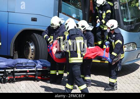 Weimar, Germania. 8 maggio 2021. Le forze di emergenza trasportano una "persona lesa" durante un esercizio di controllo delle catastrofi. Oltre agli agenti di polizia, al servizio di soccorso e ai vigili del fuoco, è stato dispiegato l'intero plotone medico e di supporto della città di Weimar. Una situazione di amok in un allenatore è stata assunta. Credit: Bodo Schackow/dpa-Zentralbild/ZB/dpa/Alamy Live News Foto Stock