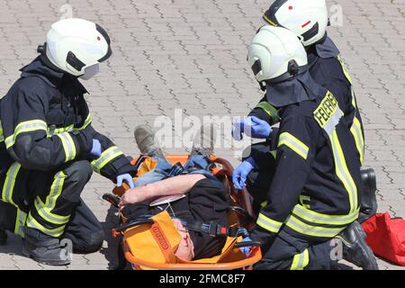 Weimar, Germania. 8 maggio 2021. Le forze di emergenza si prendono cura di una "persona lesa" durante un esercizio di controllo delle catastrofi. Oltre agli agenti di polizia, al servizio di soccorso e al reparto vigili del fuoco, è stato dispiegato l'intero plotone medico e di supporto della città di Weimar. Una situazione di amok in un allenatore è stata assunta. Credit: Bodo Schackow/dpa-Zentralbild/ZB/dpa/Alamy Live News Foto Stock