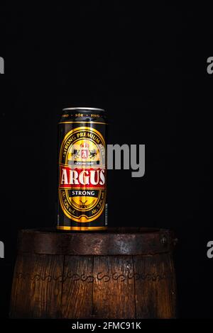 Lattina di birra Argus su barile di birra con sfondo scuro. Foto editoriale illustrativa Bucarest, Romania, 2021 Foto Stock