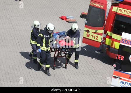 Weimar, Germania. 8 maggio 2021. Le forze di emergenza trasportano una "persona lesa" durante un esercizio di controllo delle catastrofi. Oltre agli agenti di polizia, al servizio di soccorso e ai vigili del fuoco, è stato dispiegato l'intero plotone medico e di supporto della città di Weimar. Una situazione di amok in un allenatore è stata assunta. Credit: Bodo Schackow/dpa-Zentralbild/ZB/dpa/Alamy Live News Foto Stock