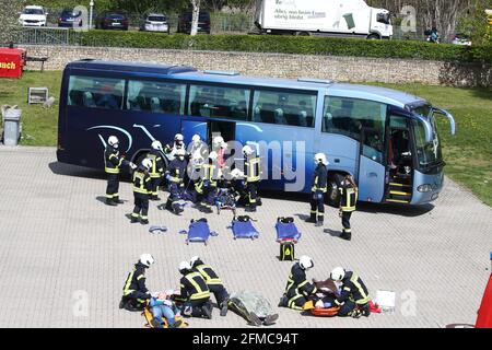 Weimar, Germania. 8 maggio 2021. Le forze di emergenza trasportano "vittime" durante un esercizio di controllo delle catastrofi. Oltre agli agenti di polizia, al servizio di soccorso e ai vigili del fuoco, è stato dispiegato l'intero plotone medico e di supporto della città di Weimar. Una situazione di amok in un allenatore è stata assunta. Credit: Bodo Schackow/dpa-Zentralbild/ZB/dpa/Alamy Live News Foto Stock