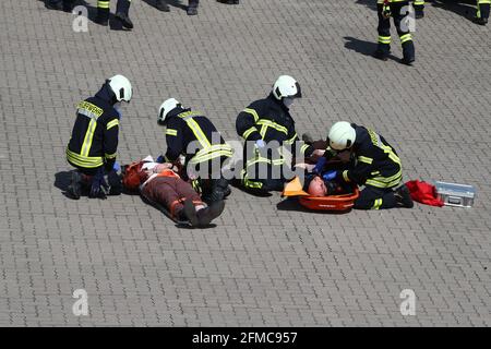 Weimar, Germania. 8 maggio 2021. Le forze di emergenza si occupano dei "feriti" durante un esercizio di controllo delle catastrofi. Oltre agli agenti di polizia, al servizio di soccorso e al reparto vigili del fuoco, è stato dispiegato l'intero plotone medico e di supporto della città di Weimar. Una situazione di amok in un allenatore è stata assunta. Credit: Bodo Schackow/dpa-Zentralbild/ZB/dpa/Alamy Live News Foto Stock