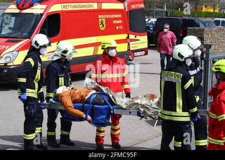 Weimar, Germania. 8 maggio 2021. Le forze di emergenza trasportano una "persona lesa" durante un esercizio di controllo delle catastrofi. Oltre agli agenti di polizia, al servizio di soccorso e ai vigili del fuoco, è stato dispiegato l'intero plotone medico e di supporto della città di Weimar. Una situazione di amok in un allenatore è stata assunta. Credit: Bodo Schackow/dpa-Zentralbild/ZB/dpa/Alamy Live News Foto Stock