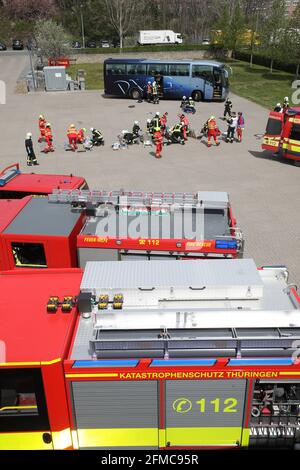 Weimar, Germania. 8 maggio 2021. Le forze di emergenza trasportano "vittime" durante un esercizio di controllo delle catastrofi. Oltre agli agenti di polizia, al servizio di soccorso e ai vigili del fuoco, è stato dispiegato l'intero plotone di assistenza e ambulanza della città di Weimar. Una situazione di amok in un allenatore è stata assunta. Credit: Bodo Schackow/dpa-Zentralbild/ZB/dpa/Alamy Live News Foto Stock