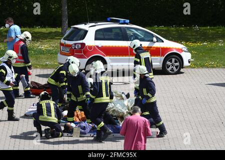 Weimar, Germania. 8 maggio 2021. Le forze di emergenza trasportano una "persona lesa" durante un esercizio di controllo delle catastrofi. Oltre agli agenti di polizia, al servizio di soccorso e ai vigili del fuoco, è stato dispiegato l'intero plotone medico e di supporto della città di Weimar. Una situazione di amok in un allenatore è stata assunta. Credit: Bodo Schackow/dpa-Zentralbild/ZB/dpa/Alamy Live News Foto Stock