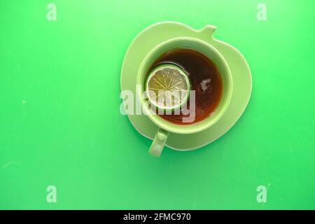vista dall'alto della tazza di tè al limone con spazio per la copia Foto Stock