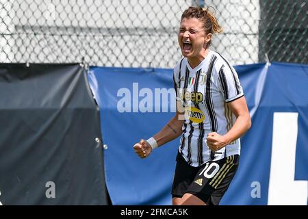 Vinovo, Italia. 08 maggio 2021. Cristiana Girelli della Juventus FC festeggia dopo aver segnato un gol durante la Women Serie UNA partita di calcio tra Juventus FC e SSD Napoli. Credit: Nicolò campo/Alamy Live News Foto Stock
