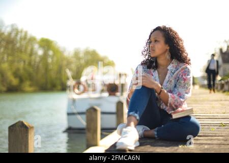 metis donna che legge in natura Foto Stock