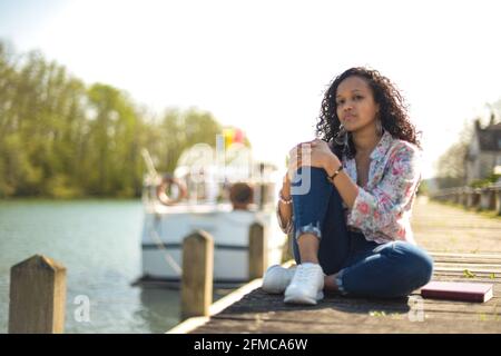 metis donna che legge in natura Foto Stock