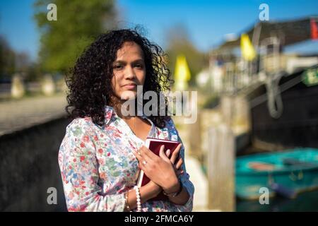 metis donna che legge in natura Foto Stock