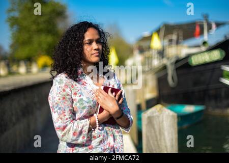 metis donna che legge in natura Foto Stock