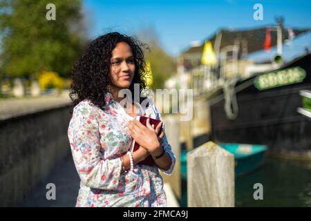 metis donna che legge in natura Foto Stock