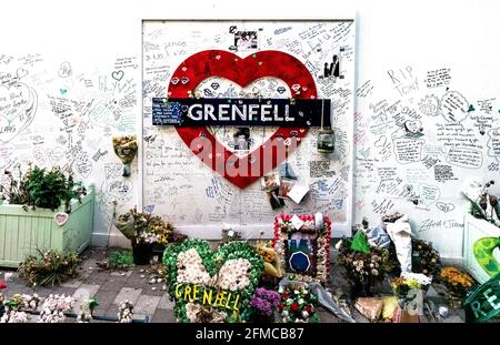 Messaggi di cordoglio scritti intorno ad un cuore rosso commemorativo alla Torre di Grenfell, Londra occidentale. Foto Stock