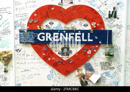 Messaggi di condoglianze scritti intorno ad un cuore rosso commemorativo a Grenfell Tower, West London. Illustrazione. Foto Stock