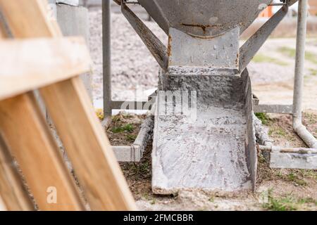 Cestello tramoggia per la colata di calcestruzzo in grandi porzioni, grigio Foto Stock