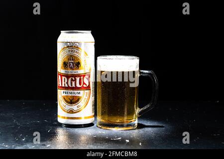 Lattina di birra Argus e bicchiere di birra su sfondo scuro. Fotografia editoriale illustrativa scattata a Bucarest, Romania, 2021 Foto Stock