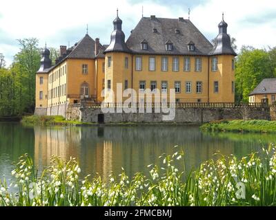 Bellissimo castello d'acqua tedesco Schloss Dyck in primavera Foto Stock