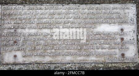 La targa a St Patricks grave a Downpatrick, Irlanda del Nord. Foto Stock