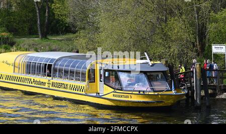 Potsdam, Germania. 8 maggio 2021. Un taxi acqueo è ormeggiato al piano di atterraggio a Glienicker Brücke. La White Fleet Potsdam inizia la stagione con due navi. Credit: Bernd Settnik/dpa/Alamy Live News Foto Stock