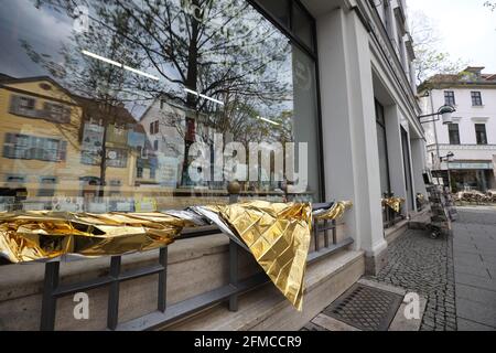 Weimar, Germania. 8 maggio 2021. I panni color oro sono appesi di fronte a una libreria. Con il motto "Oro anziché marrone", varie associazioni, sindacati e iniziative della Turingia hanno richiesto azioni speciali in occasione dell'anniversario della liberazione dal nazionalsocialismo l'8 maggio 2021. Credit: Bodo Schackow/dpa-Zentralbild/dpa/Alamy Live News Foto Stock