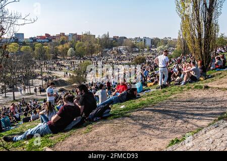 Persone in un parco pubblico affollato in una calda giornata di sole in aprile, Mauerpark, Prenzlauer Berg, Berlino Foto Stock