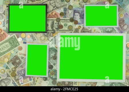 Banconote e monete di diverse denominazioni sul tavolo. Wish board con un posto per una foto. Primo piano di varie banconote e monete. Spazio per p Foto Stock