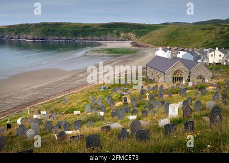 Chiesa e cimitero di St Hywyn, Aberdaron, Gwynedd, sulla penisola di Lyn, Galles. Chiesa e cimitero si affacciano sulla spiaggia e data dal 12 ° secolo Foto Stock