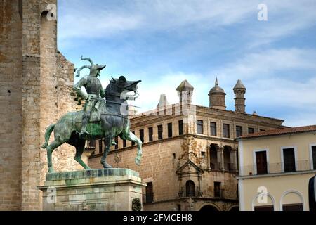 La statua equestre del conquistador Francisco Pizarro González, Plaza Mayor, Trujillo, Cáceres, Extramadura, Spagna. Palacio de San Carlos dietro Foto Stock
