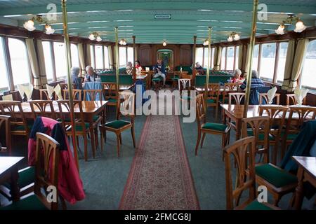 Il salone di seconda classe del PS Lötschberg (costruito nel 1914 da Escher-Wyss, Zurigo) in corso sul Lago di Brienz, Canton Berna, Svizzera Foto Stock