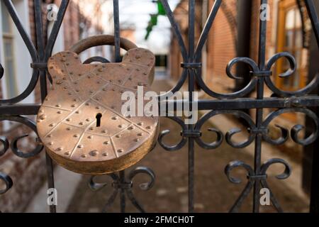 Un enorme fienile di ferro su una graticcio di metallo-cancello dell'entrata al cortile. Primavera Foto Stock