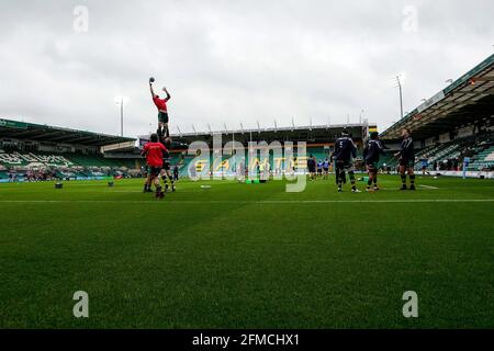 8 maggio 2021; Franklin Gardens, Northampton, East Midlands, Inghilterra; Premiership Rugby Union, Northampton Saints contro Gloucester; Northampton Saints si sta riscaldando prima della partita Foto Stock