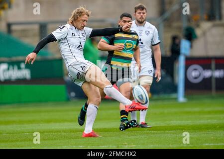 8 maggio 2021; Franklin Gardens, Northampton, East Midlands, Inghilterra; Premiership Rugby Union, Northampton Saints contro Gloucester; Billy Twelvetrees di Gloucester calcia la palla in avanti per la posizione Foto Stock