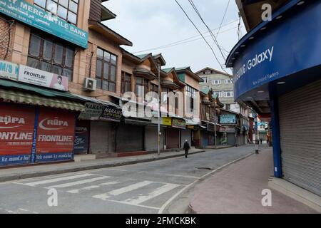 Srinagar, India. 07 maggio 2021. 7 maggio 2021: La gente cammina durante il blocco di Covid-19 l'ultimo venerdì di Ramadan a Srinagar, indiano amministrato Kashmir il 07 maggio 2021. Migliaia di persone frequentano le preghiere nei giorni normali ogni anno a causa della covid-19 tutte le moschee principali sono state chiuse. Credit: ZUMA Press, Inc./Alamy Live News Foto Stock