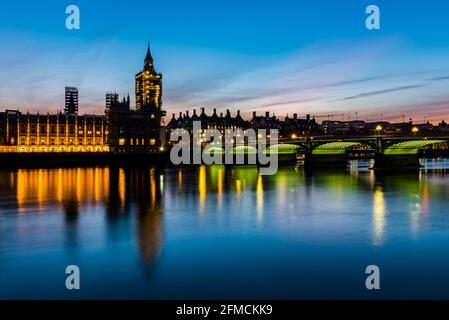 Luci sulle Camere del Parlamento e sul Ponte di Westminster al crepuscolo, Londra, Regno Unito Foto Stock