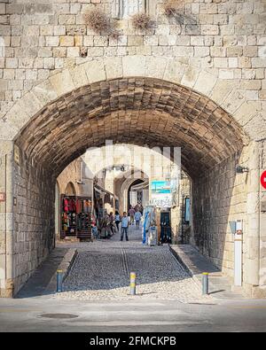 RODI, GRECIA - 05 OTTOBRE 2018: Ingresso Archway in uno dei mercati della città vecchia all'interno delle antiche mura della città. Foto Stock