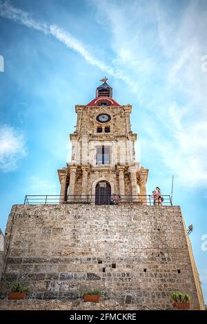 RODI, GRECIA - 05 OTTOBRE 2018: La torre dell'orologio roli medievale nella città vecchia di Rodi. Foto Stock