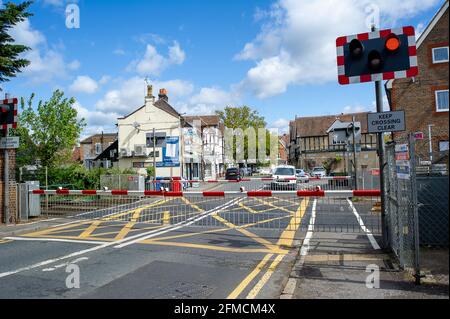 Datchet, Berkshire, Regno Unito. 4 maggio 2021. Stazione Datchet e attraversamento del livello. Il numero di pendolari e passeggeri che utilizzano i treni della ferrovia sud-occidentale rimane molto inferiore al normale dopo il Covid-19 Pandemic. Molte persone rimangono furlough e vengono pagate per rimanere a casa, tuttavia, è probabile che un maggior numero di persone cominceranno a utilizzare i treni una volta revocate le attuali restrizioni del Covid-19. Credito: Maureen McLean/Alamy Foto Stock