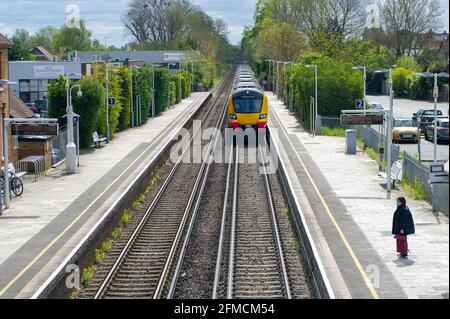 Datchet, Berkshire, Regno Unito. 4 maggio 2021. Stazione Datchet e attraversamento del livello. Il numero di pendolari e passeggeri che utilizzano i treni della ferrovia sud-occidentale rimane molto inferiore al normale dopo il Covid-19 Pandemic. Molte persone rimangono furlough e vengono pagate per rimanere a casa, tuttavia, è probabile che un maggior numero di persone cominceranno a utilizzare i treni una volta revocate le attuali restrizioni del Covid-19. Credito: Maureen McLean/Alamy Foto Stock